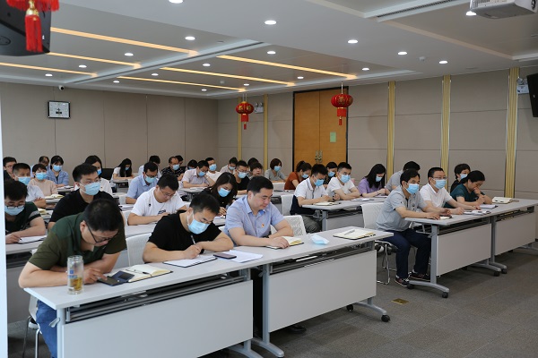 參會(huì)人員 斜前方 編輯圖.jpg