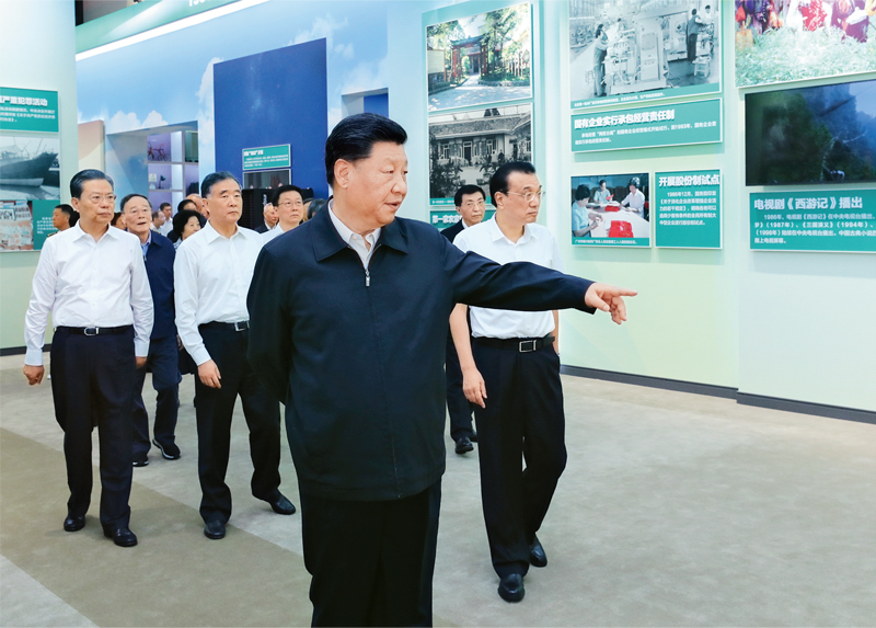 2019年9月23日，黨和習(xí)近平、李克強(qiáng)、汪洋、王滬寧、趙樂際、韓正、王岐山等在北京展覽館參觀“偉大歷程　輝煌成就——慶祝中華人民共和國成立70周年大型成就展”。　新華社記者 鞠鵬/攝